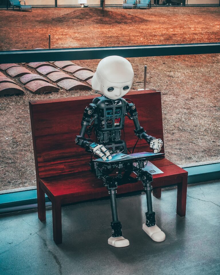 robot na ławce, sztuczna inteligencja